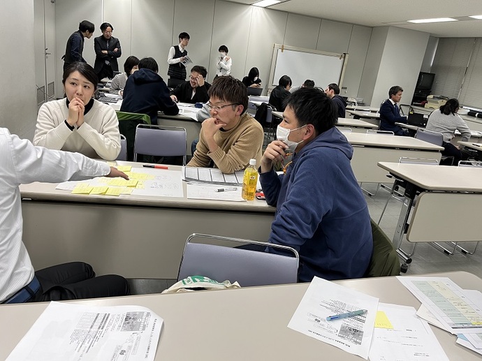 川西市の教育・保育の全体構想リーフレットを話し合う教育保育職員