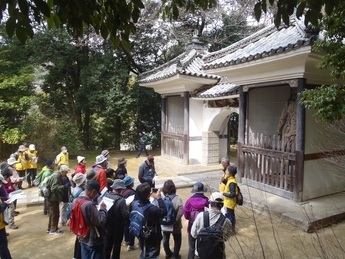 満願寺で説明する川西市文化財ボランティアガイドの会