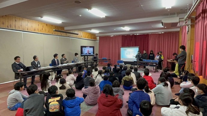 川西市立桜が丘小学校5年生と市長・教育委員会との意見交流の様子