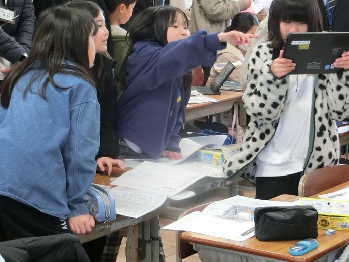 自分の課題についてお互いに意見交換する川西市立東谷小学校3年生