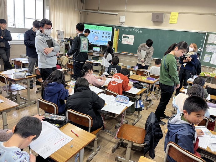 自分の計画に沿って学習を進める川西市立東谷小学校3年生の活動を参観する教職員