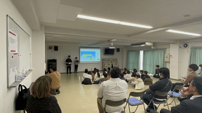 自治会館で地域や保護者のかたがたにプレゼンテーションする牧の台小学校4年生の児童