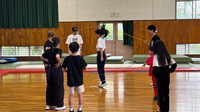 地域クラブ体験会でダブルダッチを体験している中学生