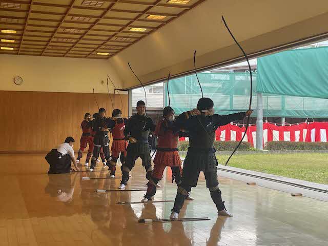 清和源氏まつりの奉納射会で実演する中学生たち