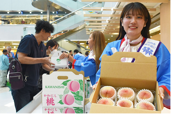 桃の即売会の様子