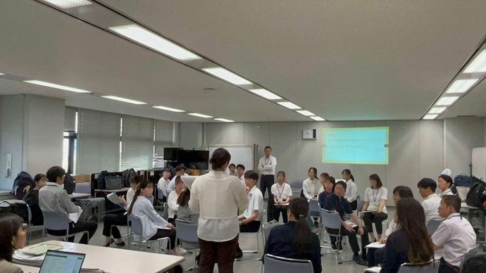 第1回初任者研修で協議をする初任者の様子