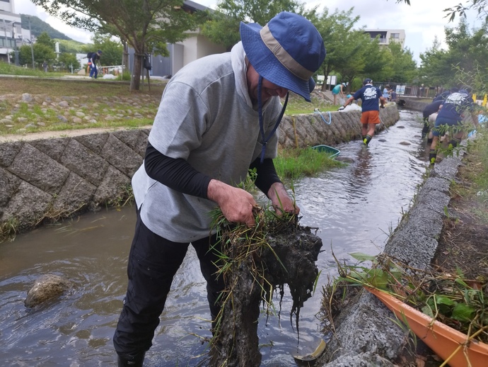 水路から雑草を上げる様子