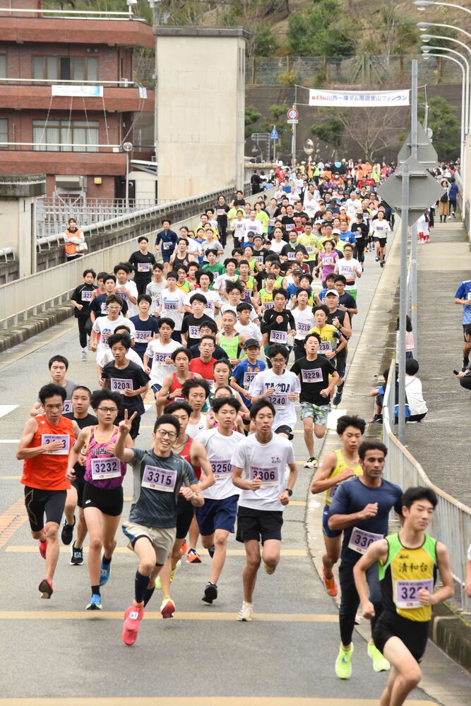 写真：前回大会の参加者が楽しく走っている様子